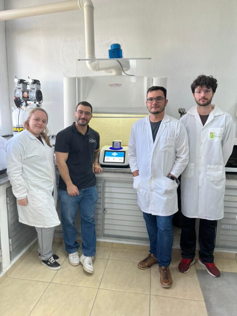 A AuTeC realizou atualização técnica e novo treinamento especializado no laboratório de Síntese Orgânica da UDESC, em Joinville. A ação incluiu modernização do sistema de captura de imagens das reações e reforço de boas práticas operacionais, garantindo maior confiabilidade analítica, reprodutibilidade sintética e desempenho laboratorial.