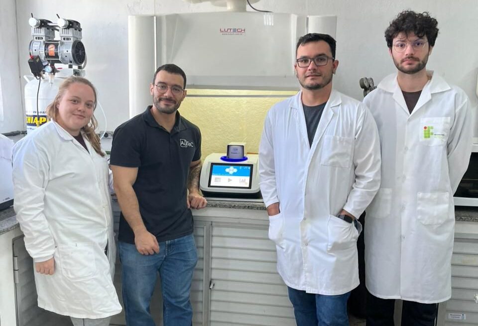 A AuTeC realizou atualização técnica e novo treinamento especializado no laboratório de Síntese Orgânica da UDESC, em Joinville. A ação incluiu modernização do sistema de captura de imagens das reações e reforço de boas práticas operacionais, garantindo maior confiabilidade analítica, reprodutibilidade sintética e desempenho laboratorial.