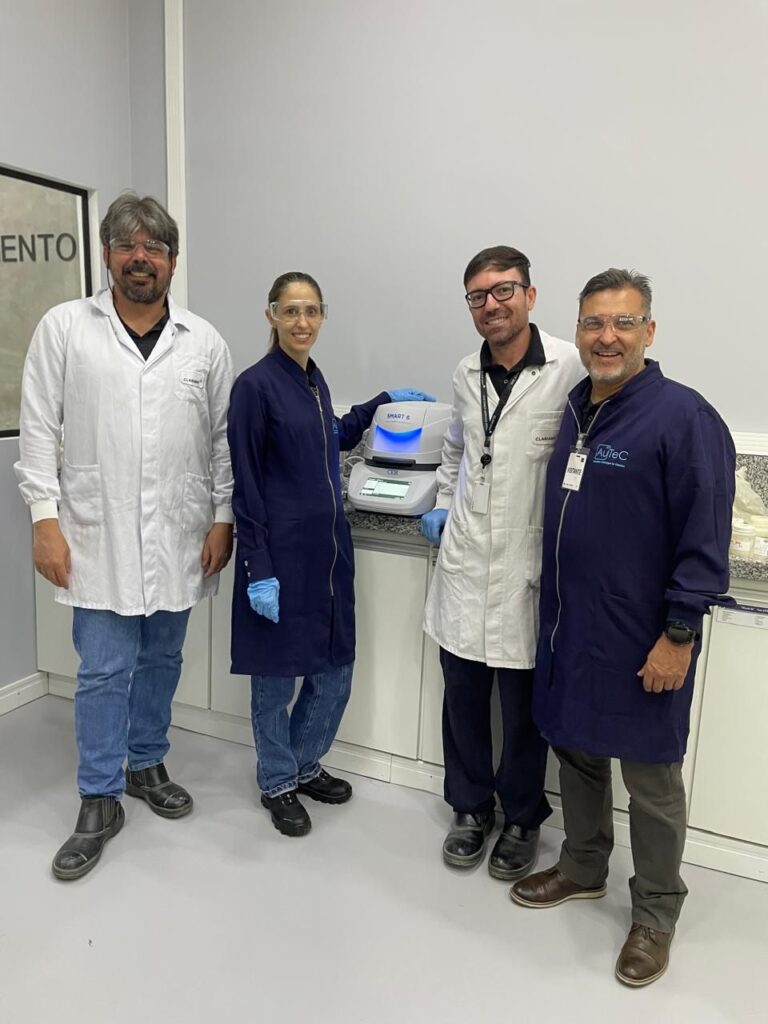 A AuTeC realizou uma demonstração do Smart 6 na Clariant, em Jacareí, destacando ganhos em velocidade, precisão e repetibilidade para análises de umidade e sólidos totais em amostras de argila. A tecnologia reduziu o tempo analítico de 4 minutos para apenas 1 minuto, otimizando o controle de qualidade e a eficiência operacional.