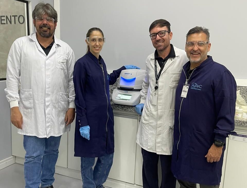 A AuTeC realizou uma demonstração do Smart 6 na Clariant, em Jacareí, destacando ganhos em velocidade, precisão e repetibilidade para análises de umidade e sólidos totais em amostras de argila. A tecnologia reduziu o tempo analítico de 4 minutos para apenas 1 minuto, otimizando o controle de qualidade e a eficiência operacional.