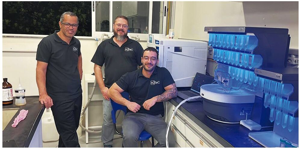 A AuTeC implementou o sistema Liberty Blue 2.0 na UFMG para otimização de rotas sintéticas em química medicinal utilizando síntese de peptídeos assistida por micro-ondas (SPPS). A tecnologia proporcionou maior eficiência analítica, redução do tempo de síntese, menor consumo de solventes e avanço em práticas alinhadas à química verde e sustentabilidade laboratorial.