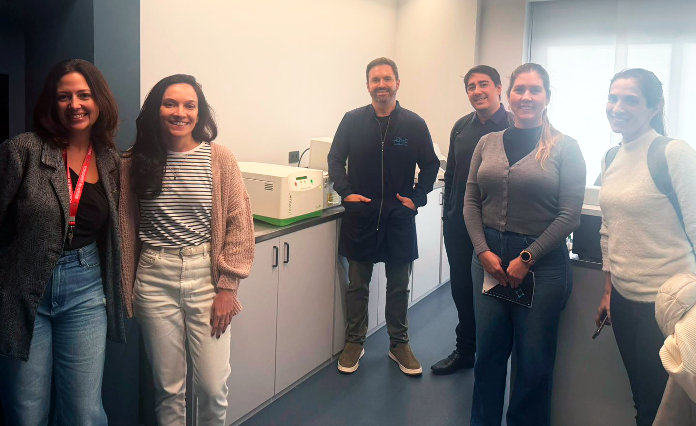 A AuTeC recebeu a equipe da Coty Brasil para uma demonstração técnica do LUMiSizer, realizando análises aceleradas de estabilidade de emulsões cosméticas por fotocentrifugação analítica. A tecnologia permitiu antecipar resultados de estabilidade em pouco mais de uma hora, acelerando processos de P&D e controle de qualidade conforme os princípios da ISO/TR 18811:2018.